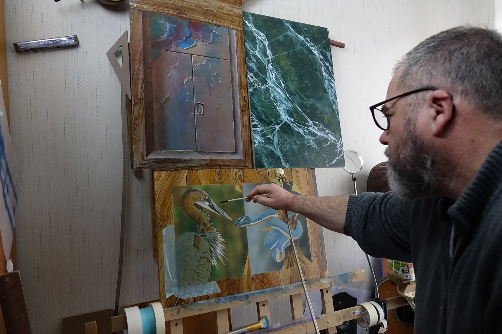 Bruno Thoret au pinceau devant son chevalet, à l'atelier