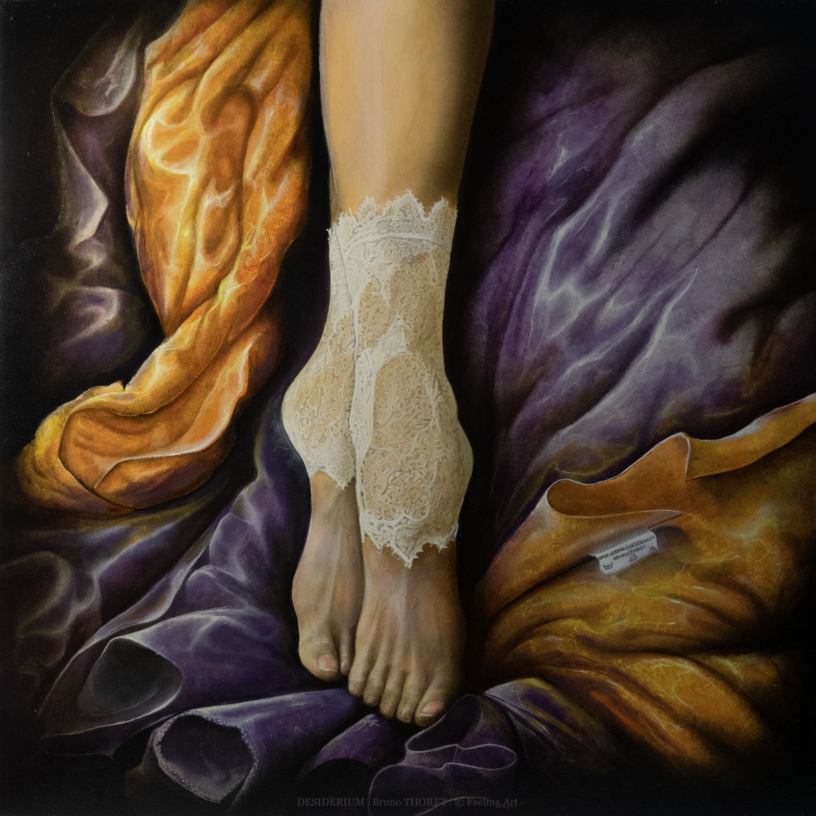 Desiderium : un pied paré de dentelle sur des drapés violet et or